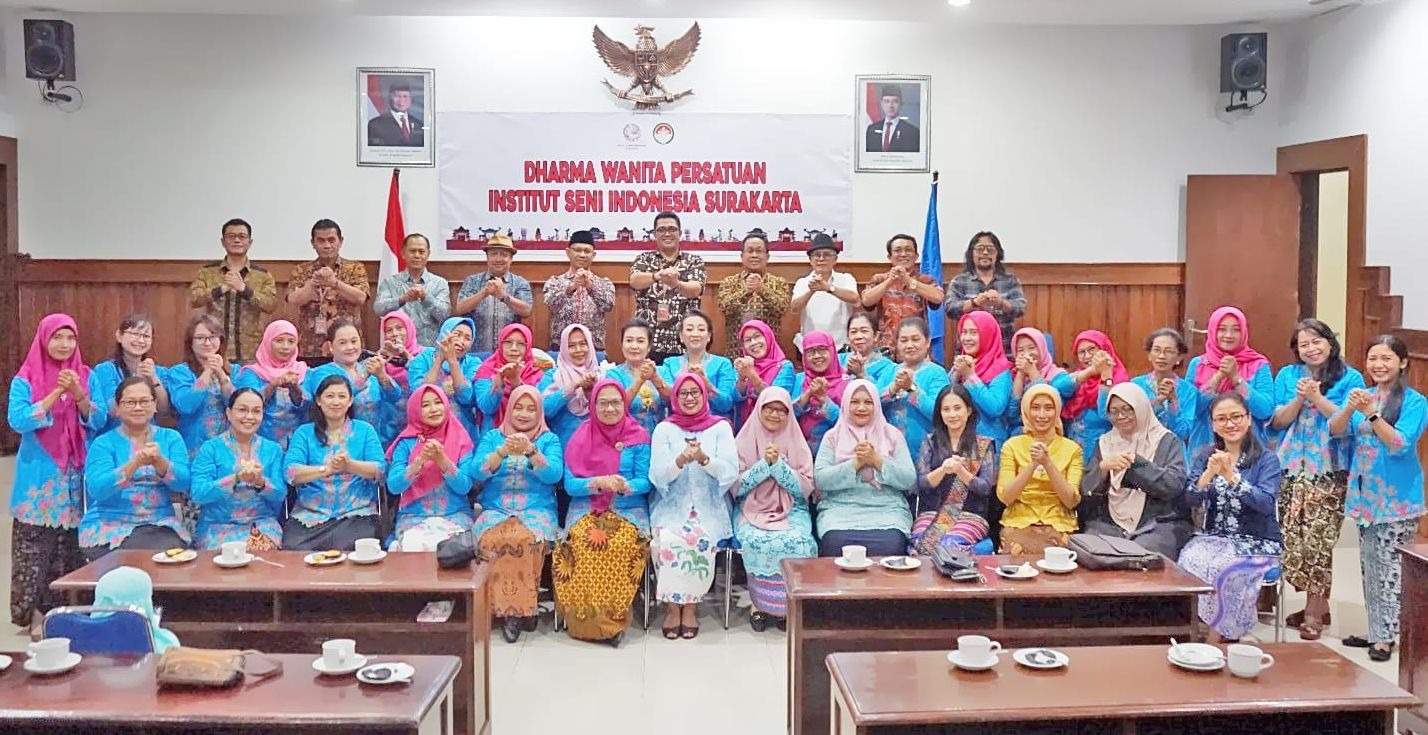 Kepengurusan Dharma Wanita Persatuan (DWP) ISI Surakarta periode 2025-2029 berfoto bersama usai serah terima jabatan, Jumat (21/11/2025).