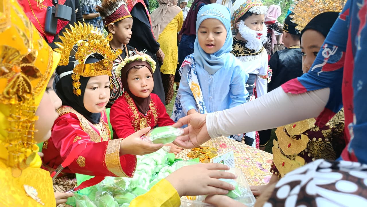 Dengan berbusana adat, murid-murid Sekolah Al Firdaus Surakarta mengikuti keseruan Colorful Culture Day di Taman Balekambang, Sabtu (22/11/2025).