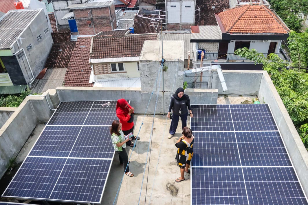 Bantuan panel surya dari UMS lewat Program Community Innovation Hub untuk warga rusun RT 07 RW 3, Kelurahan Panularan, Laweyan, Surakarta.