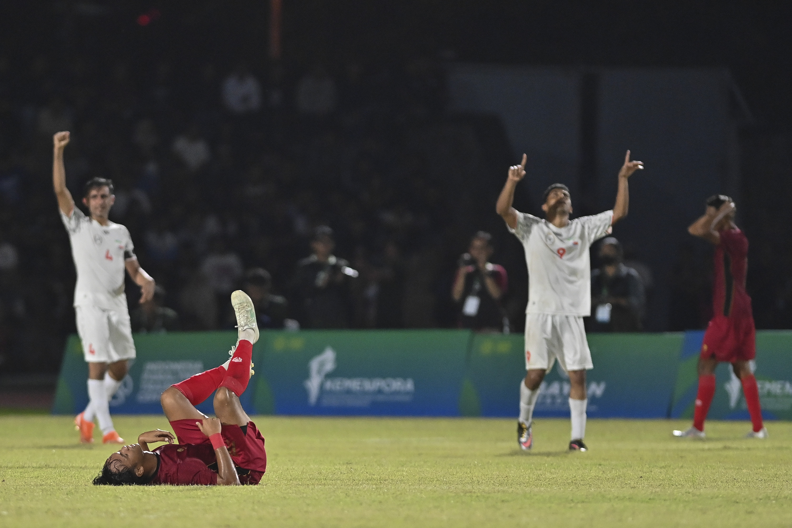 Pemain Indonesia Hafthah Hans Linduadi Wicaksono (bawah) dalam pertandingan final IFCPF Asia-Oceania Cup 2025 di Stadion Sriwedari, Solo, Sabtu (22/11/2025). Indonesia harus puas menjadi runner up setelah kalah 2-0 dari Iran.