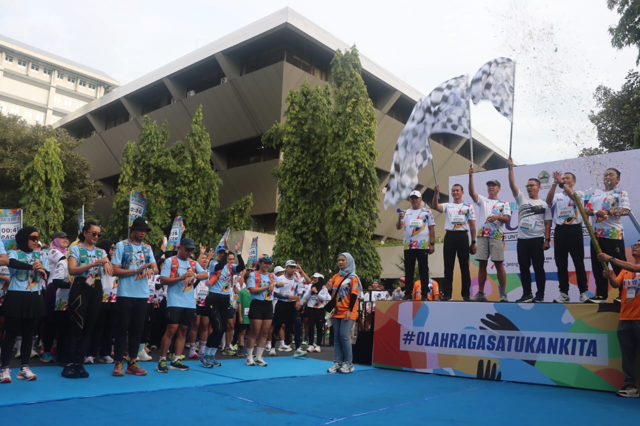 MERIAH: Lebih dari 1.400 ramaikan DPRD Jateng Fun run yang digelar di Semarang, Sabtu (22/11).  &nbsp;