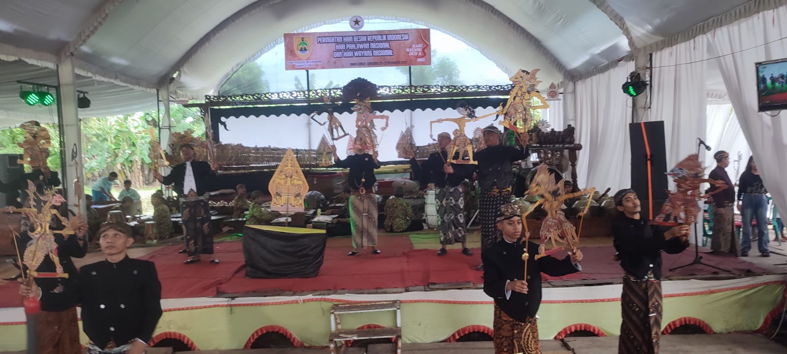Sejumlah dalang muda saat tampil di peringatan Hari Wayang Nasional di Omah Londo, Kecamatan Gondang, Minggu (23/11/2025). (Ahmad Khairudin/Radar Solo)