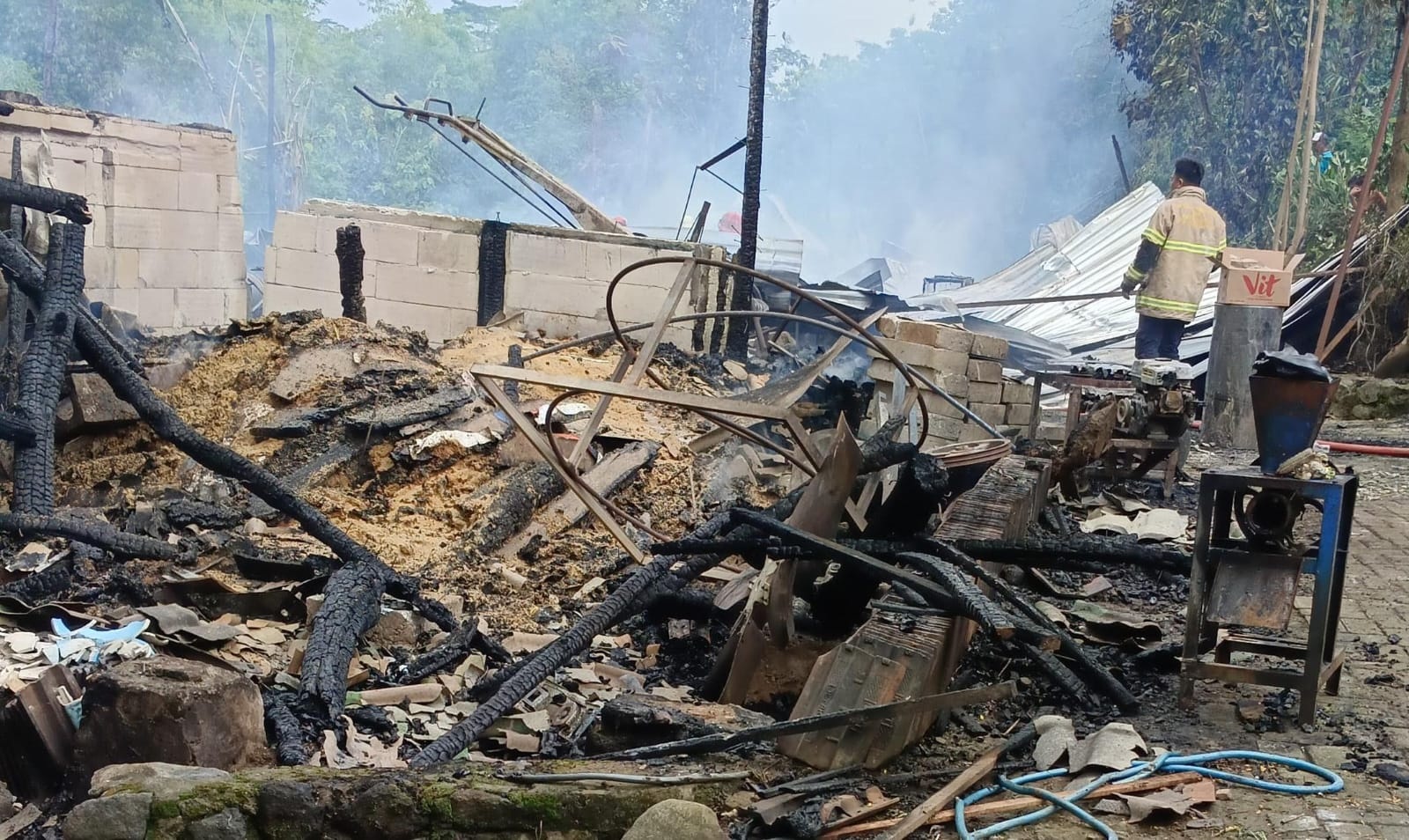 Kondisi kandang ayam di Desa Sedayu, Kecamatan Jumantono yang terbakar, Minggu (23/11/2025). (Rudi Hartono/Radar Solo)