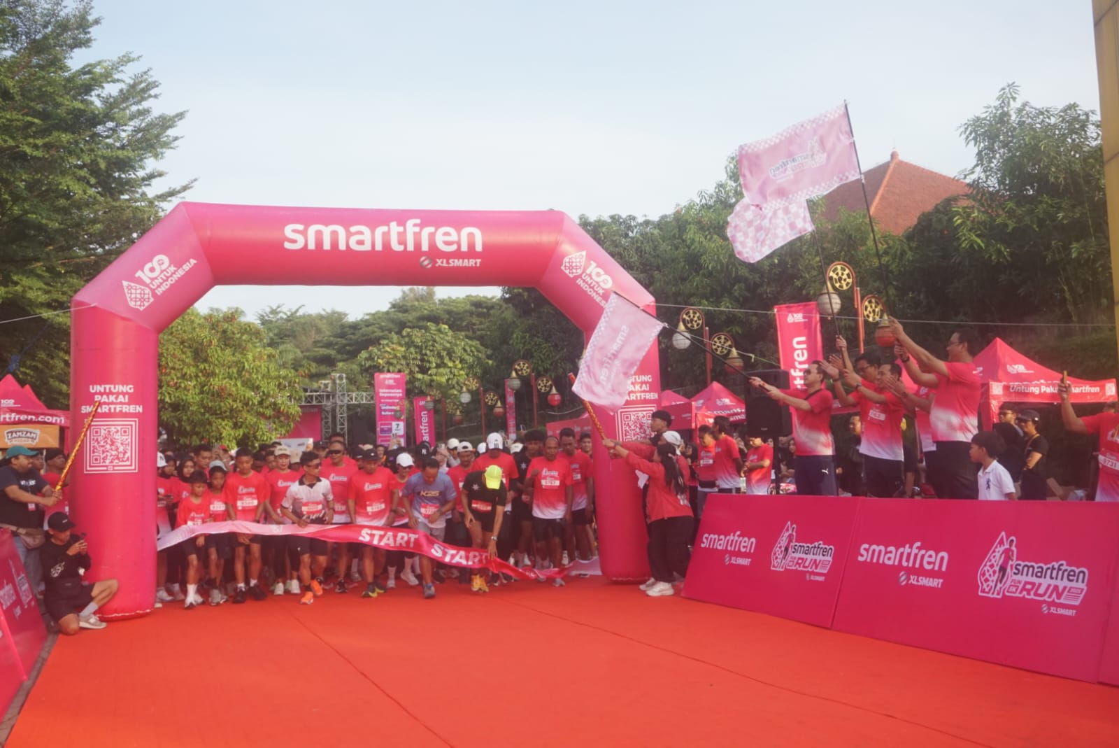 Pelepasan peserta Smartfren Fun Run oleh Regional Head South Central Java SMARTFREN XLSMART, Wanda Yudistira dan perwakilan Pemkab Klaten di Taman Lampion, Klaten