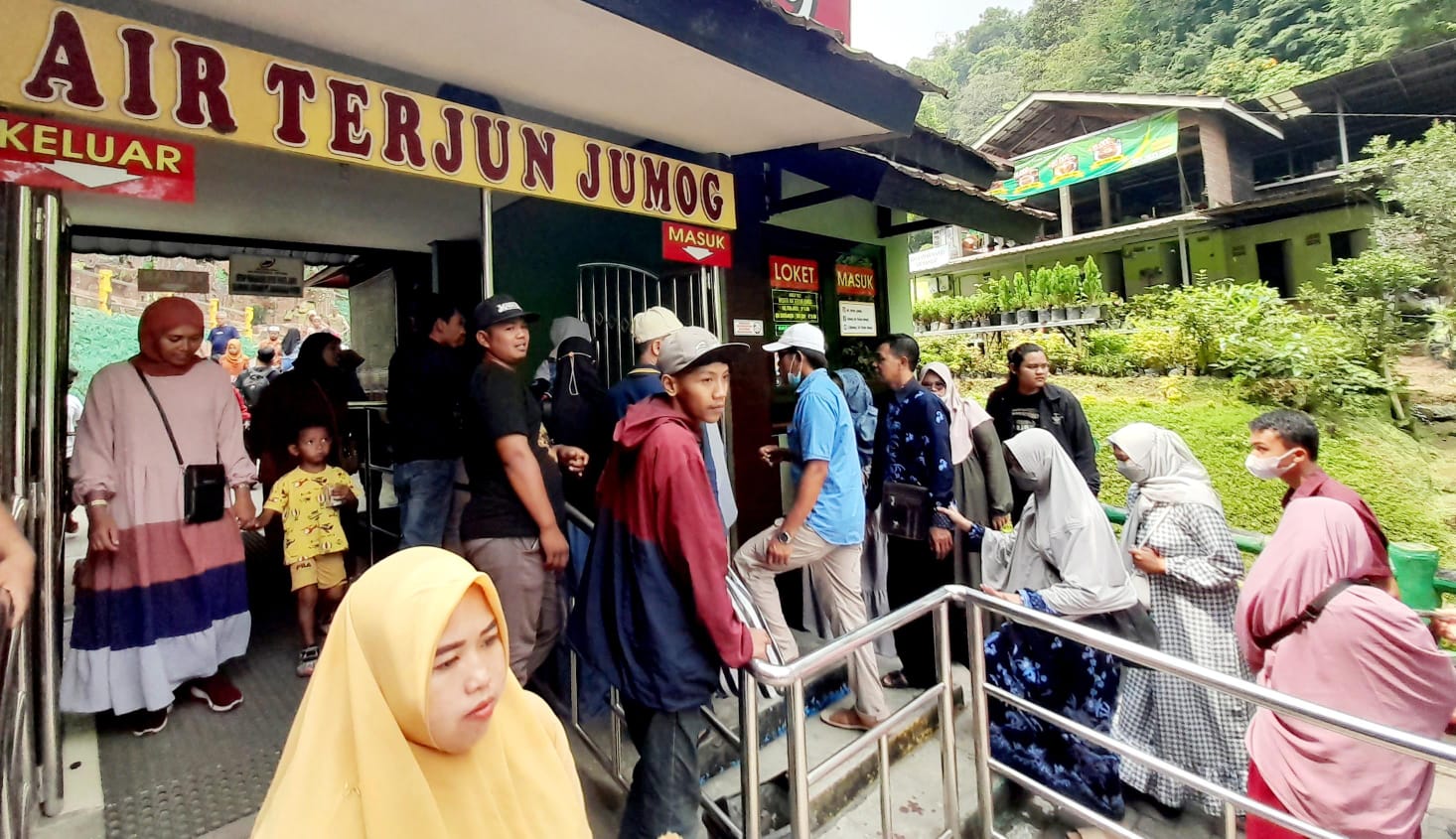 Pengunjung memasuki loket masuk wisata Air Terjun Jumog, Kecamatan Ngargoyoso, Kabupaten Karanganyar. (Rudi Hartono/Radar Solo)