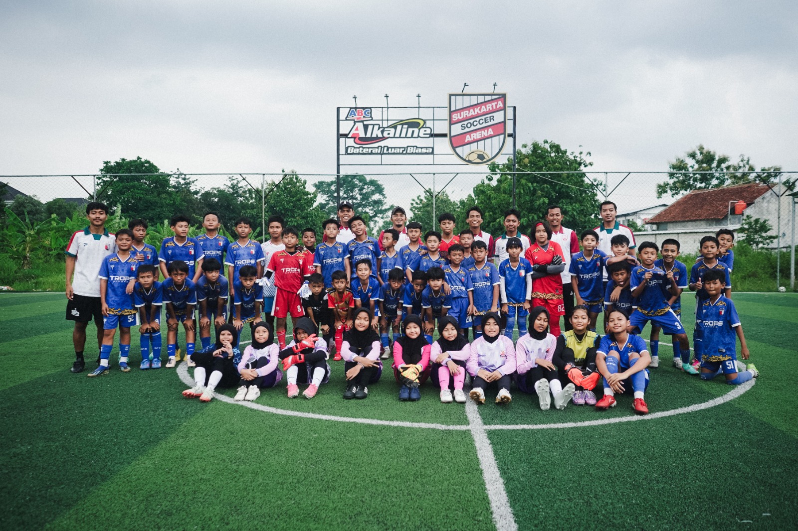 Persis Solo menggelar coaching clinic bersama Surakarta Football Academy di Solo.