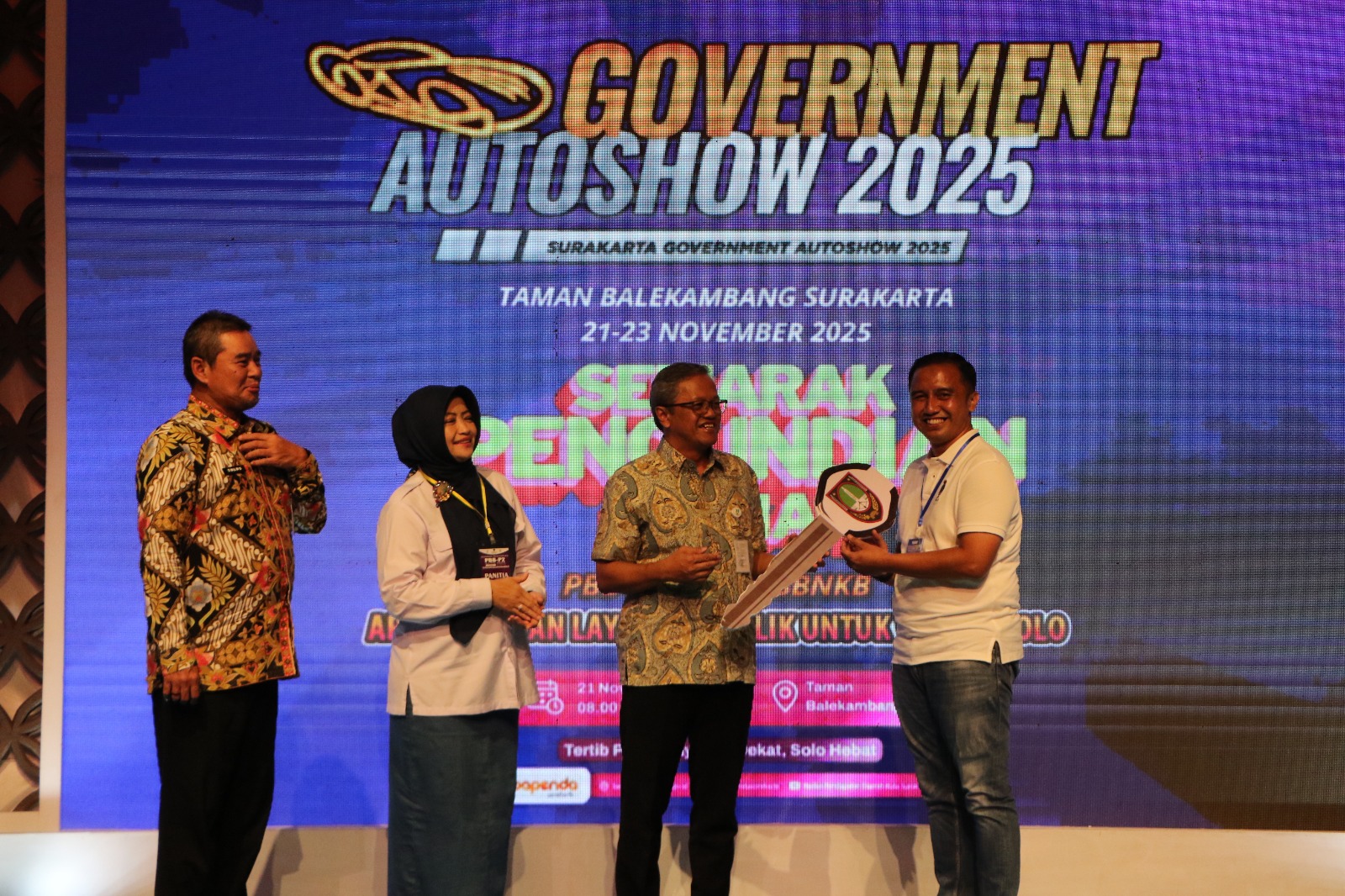 SERAH TERIMA: Penyerahan mobil layanan pajak dari Pemerintah Kota Surakarta ke Samsat dengan mekanisme pinjam pakai dalam acara Semarak Pengundian Hadiah PBB-P2 dan PKB/BBNKB