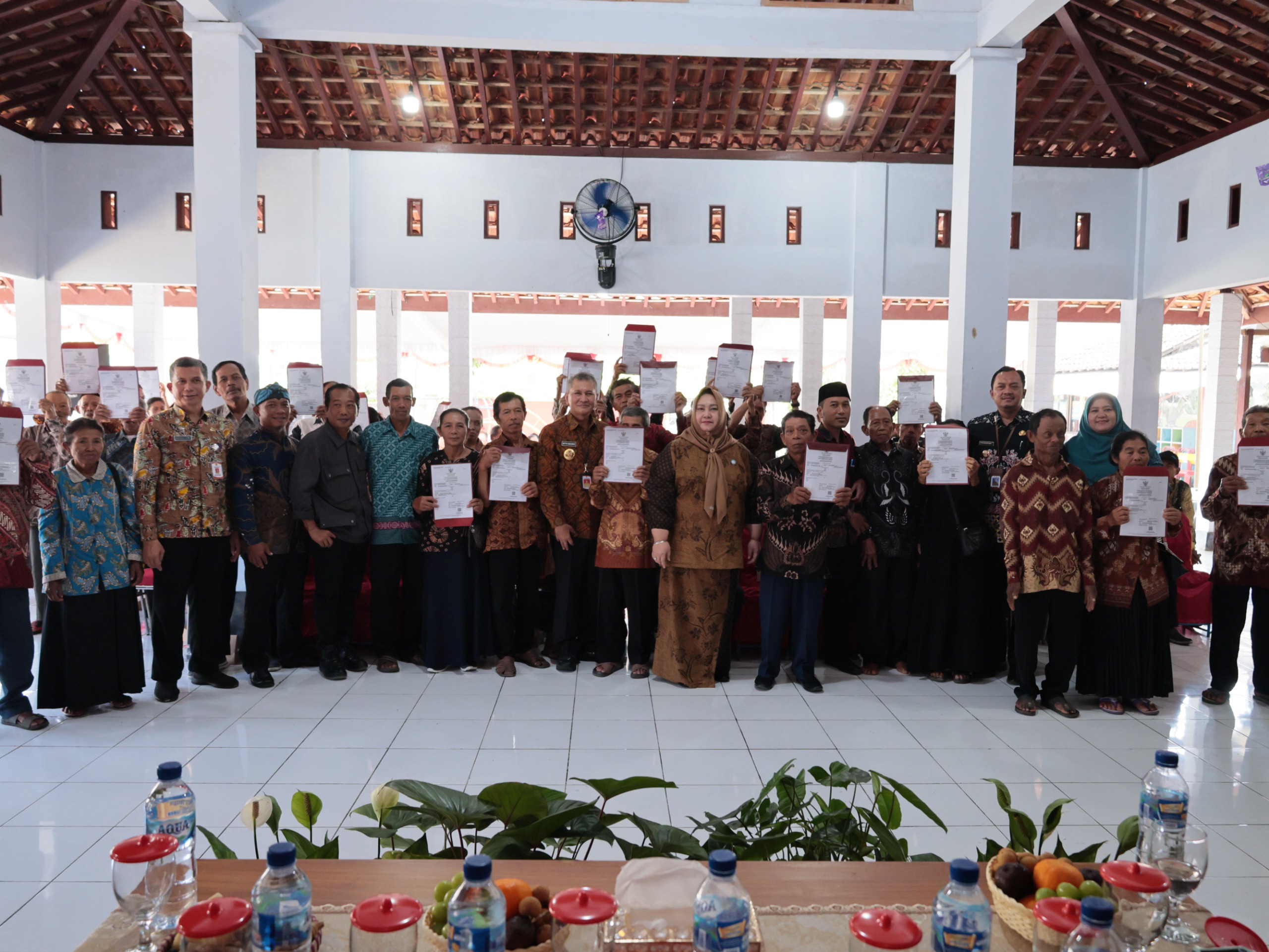 Bupati Wonogiri Setyo Sukarno serahkan akta perkawinan dan akta kelahiran kepada 30 pasangan lansia umat Buddha di Desa Pijiharjo, Kecamatan Manyaran, Kamis (20/11/2025).