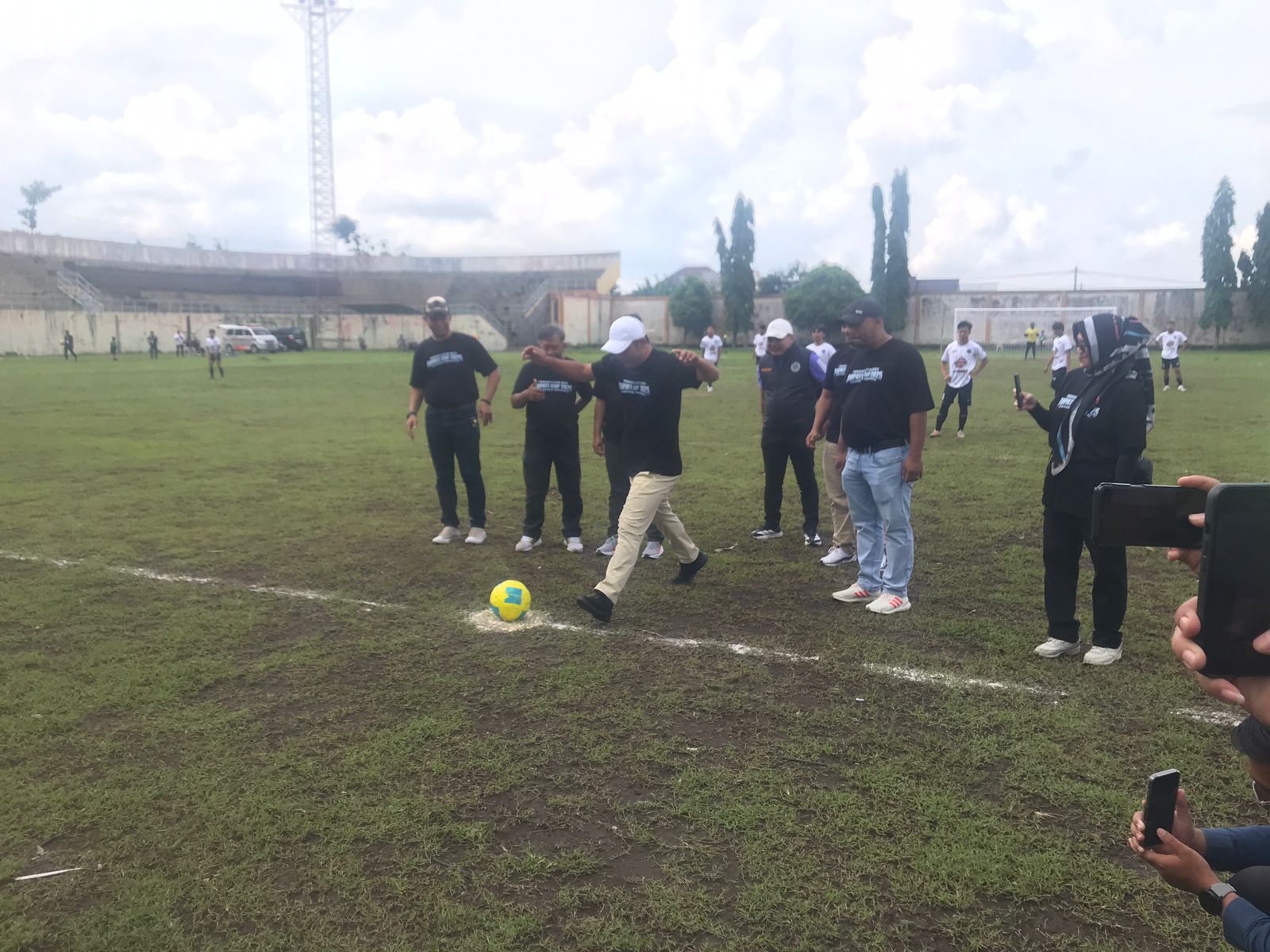 Bupati Boyolali Agus Irawan bersiap menendang bola saat membuka sepak bola antarkecamatan bertajuk Bupati Cup 2025, Minggu (23/5/2025).