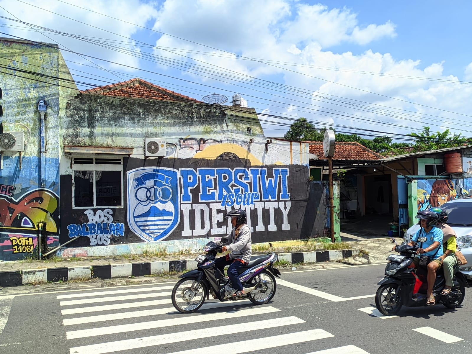 Mural yang dibuat fans Persiwi di sekitar simpang empat Gudang Seng Kecamatan Wonogiri Kota baru-baru ini.