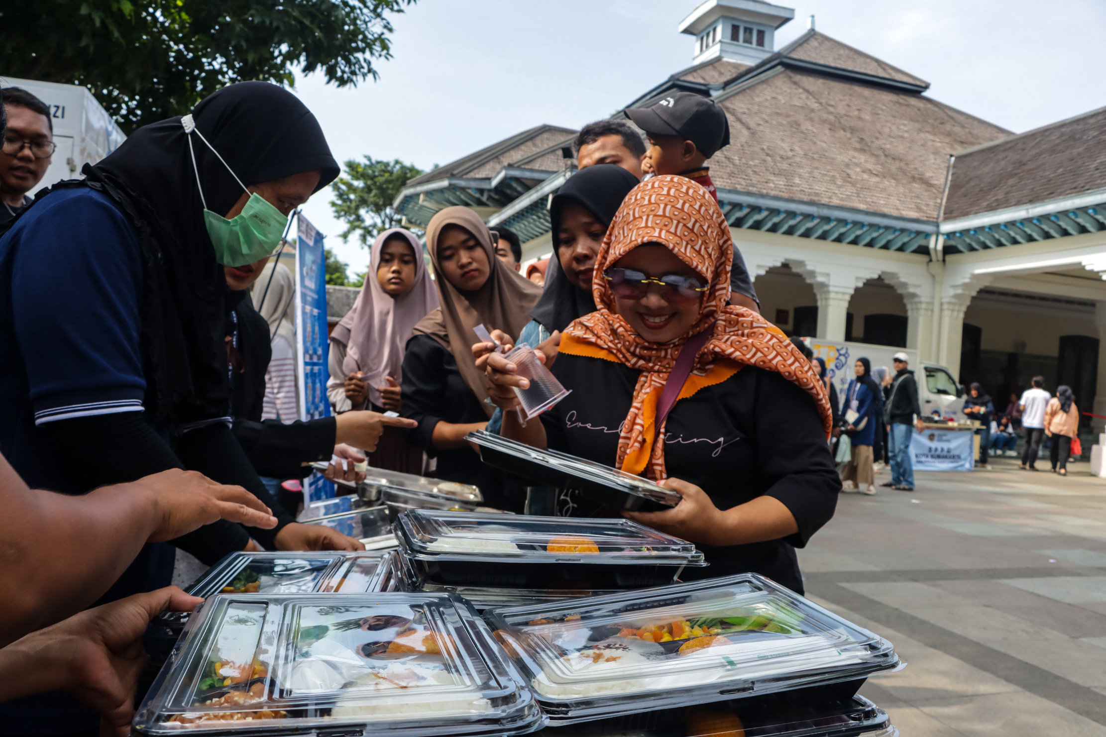Showcase Menu SPPG di rumah dinas walikota Loji Gandrung, Minggu (23/11/2025).  Dengan cara ini masyarakat bisa mengecek langsung kualitas makannya.