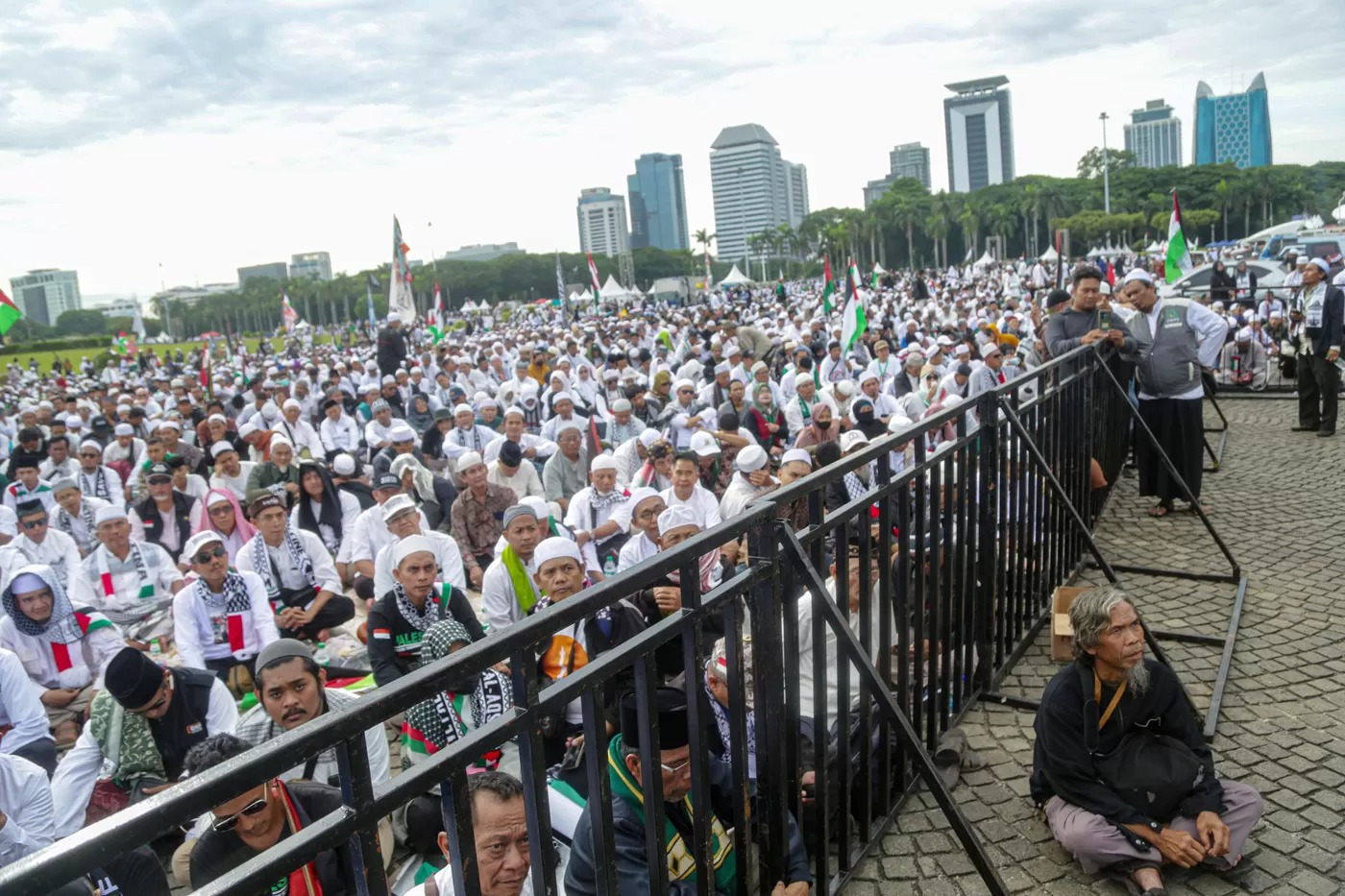 Massa mengikuti Reuni Akbar 212 diMonas, Jakarta, Senin (2/12/2024).