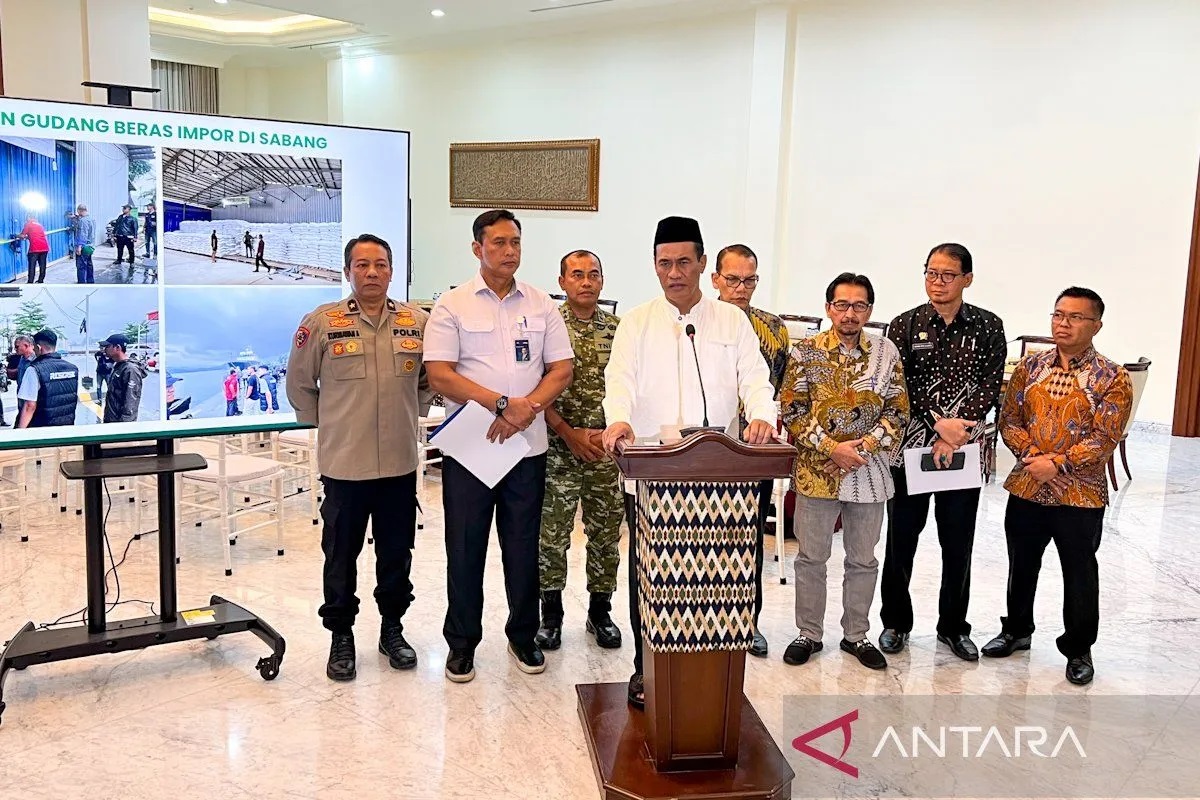Mentan Amran menyegel 250 ton beras ilegal asal Thailand yang masuk lewat Sabang dan menemukan kejanggalan proses izinnya.