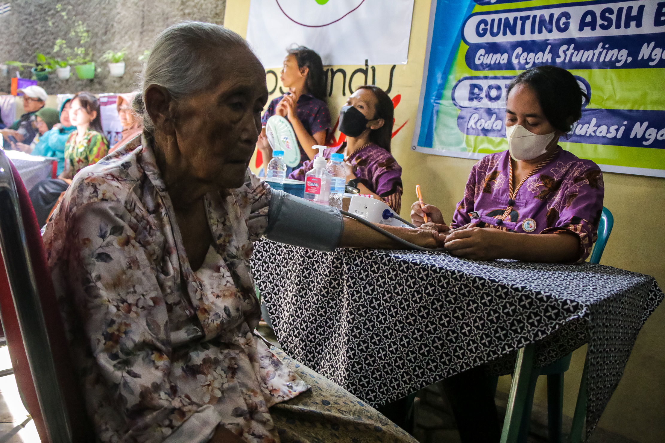 CEK: Lansia tengah dicek kesehatannya dalam program Posyandu Plus yang digelar di salah satu lokasi di Solo, Mei lalu.