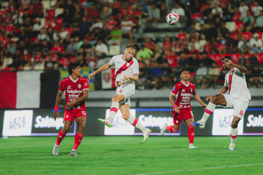 DUEL UDARA: Bek Persis Solo Xandro Schenk menyundul bola saat melawan Bali United di Stadion Kapten I Wayan Dipta, Minggu malam (23/11).