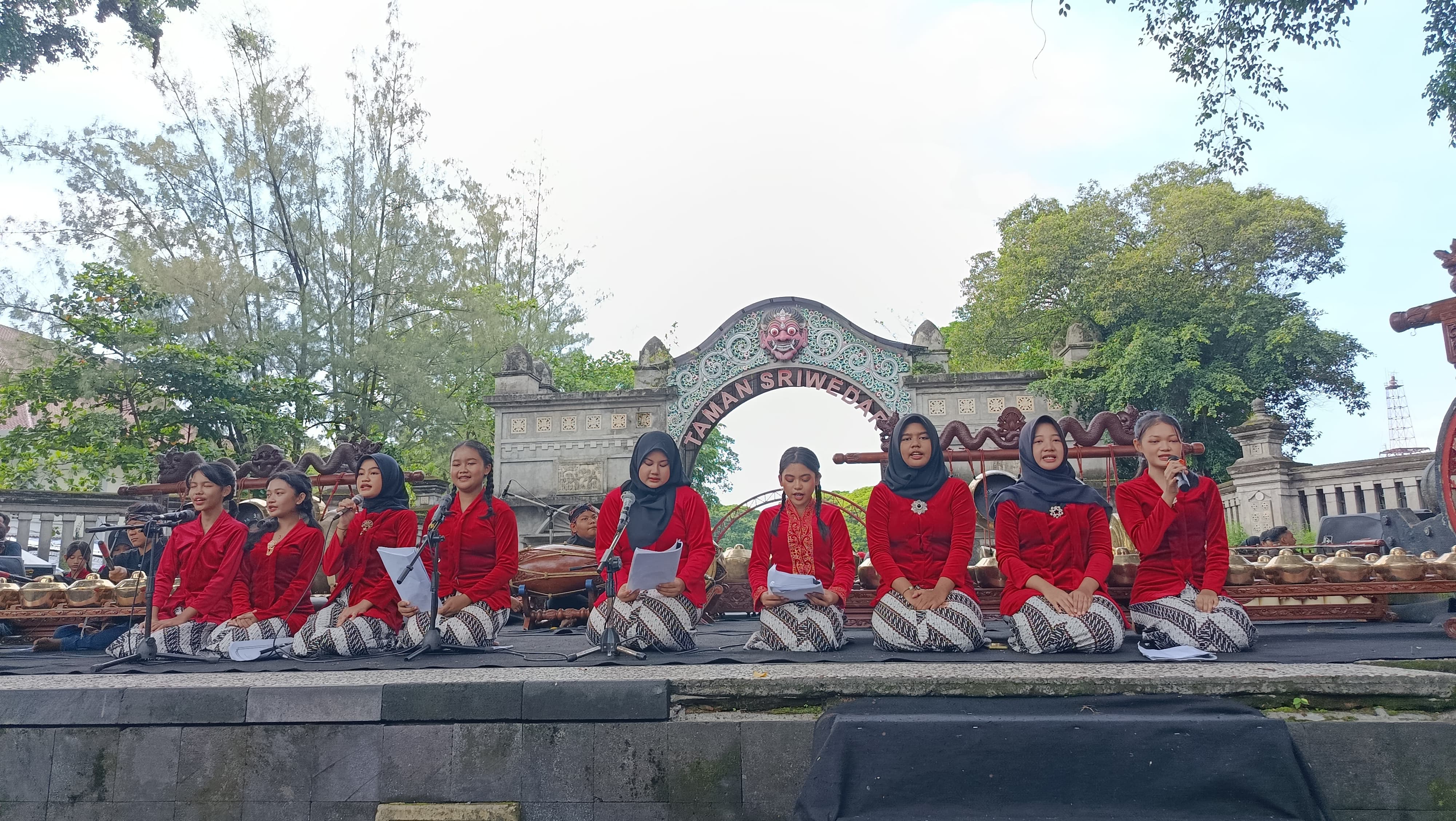 UNJUK GIGI: Tim karawitan dari SMPN 4 Surakarta tengah perform di depan Taman Sriwedari, Minggu pagi (23/11).