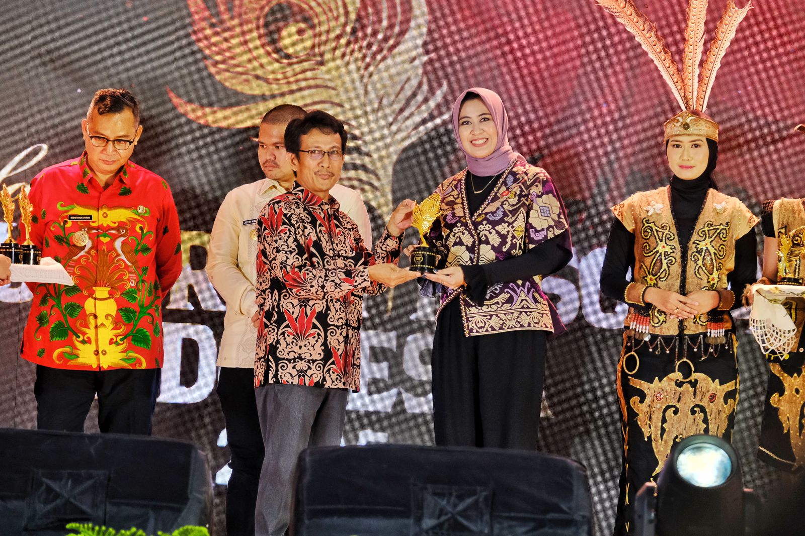 Wakil Wali Kota Solo Astrid Widayani mewakili Pemkot Solo menerima penghargaan dari API 2025