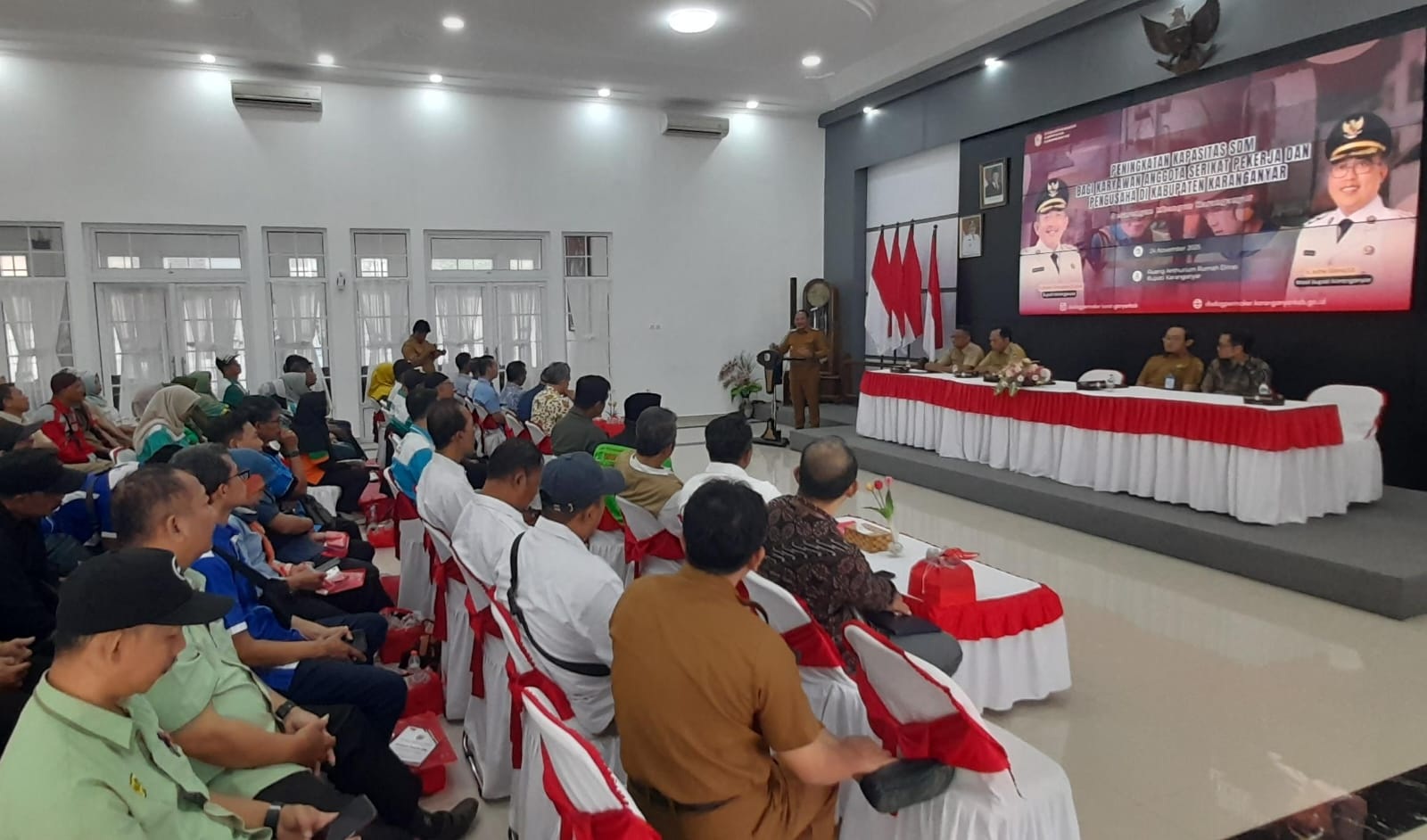 Bupati Karanganyar Rober Christanto beri pemaparan di peningkatan SDM karyawan, serikat pekerja dan pengusaha, Senin (24/11/2025). (Rudi Hartono/Radar Solo)