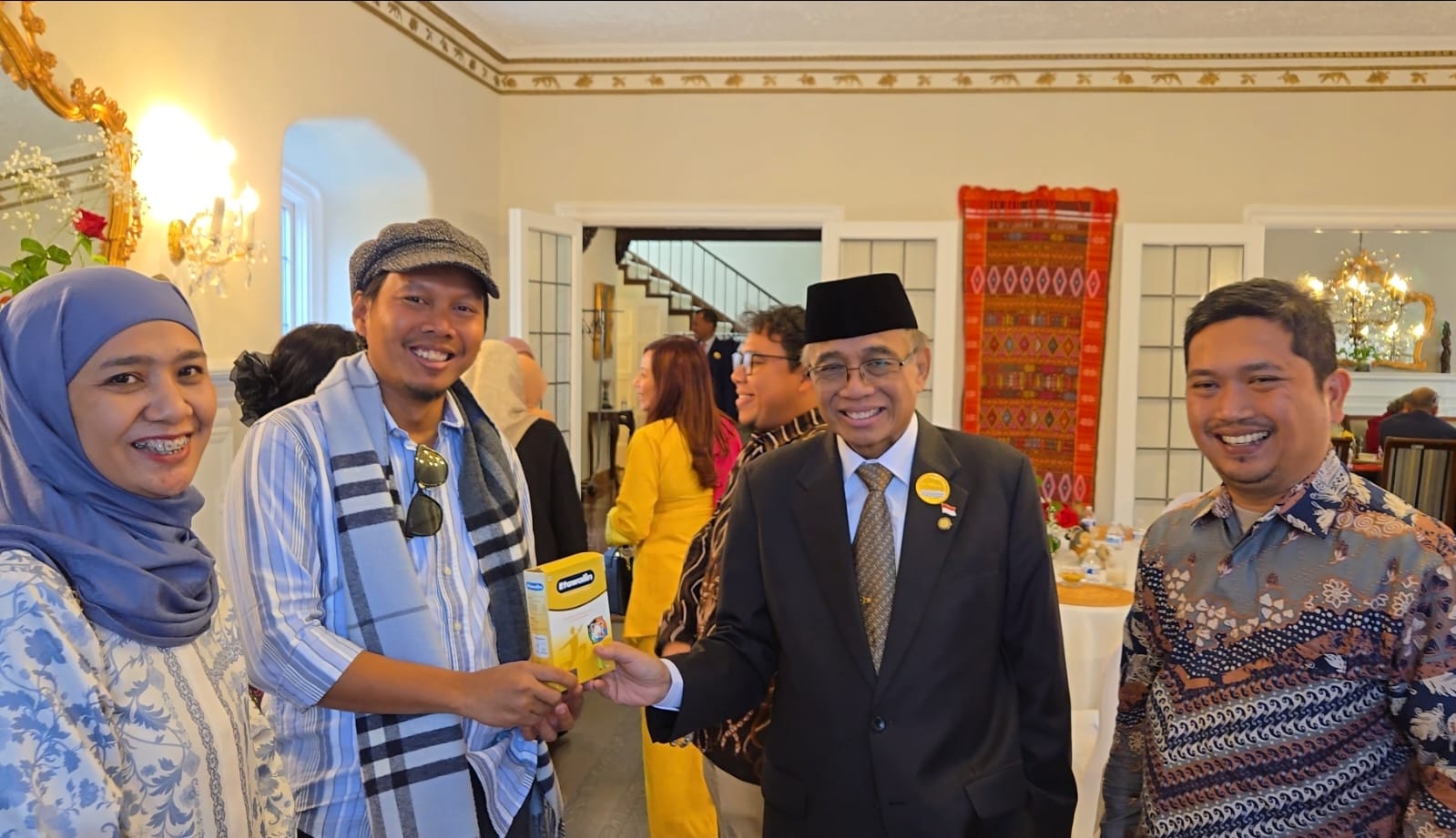 Anita Ratna Faoziyah, Mukit Hendyatno (Ketua Dewan Pembina PPJAI), Prof. Dr. Ir. Dwisuryo Indroyono Soesilo (Duta Besar RI untuk Amerika Serikat), dan Bapak apt. Heri Susanto, S.Farm (Ketua Umum PPJAI