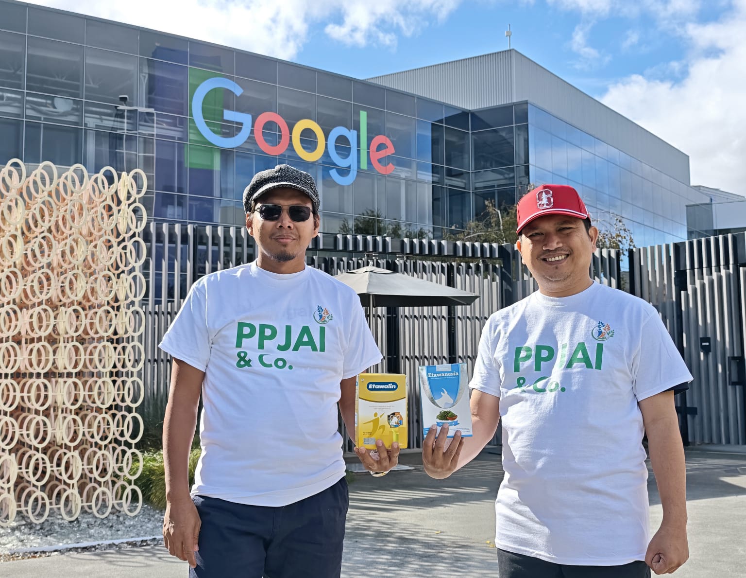 Mukit Hendyatno (Ketua Dewan Pembina PPJAI) dan apt. Heri Susanto, S.Farm (Ketua Umum PPJAI) saat kunjungan kerja untuk memfinalisasi jalur distribusi jamu melalui Fulfillment by Amazon (FBA)