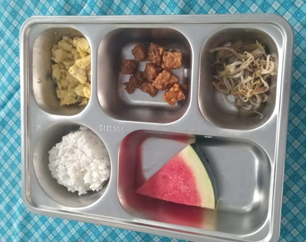 Menu makan bergizi gratis (MBG) yang disajikan Satuan Pelayanan Pemenuhan Gizi (SPPG) Gondang 1, Sragen. (Ahmad Khairudin/Radar Solo)