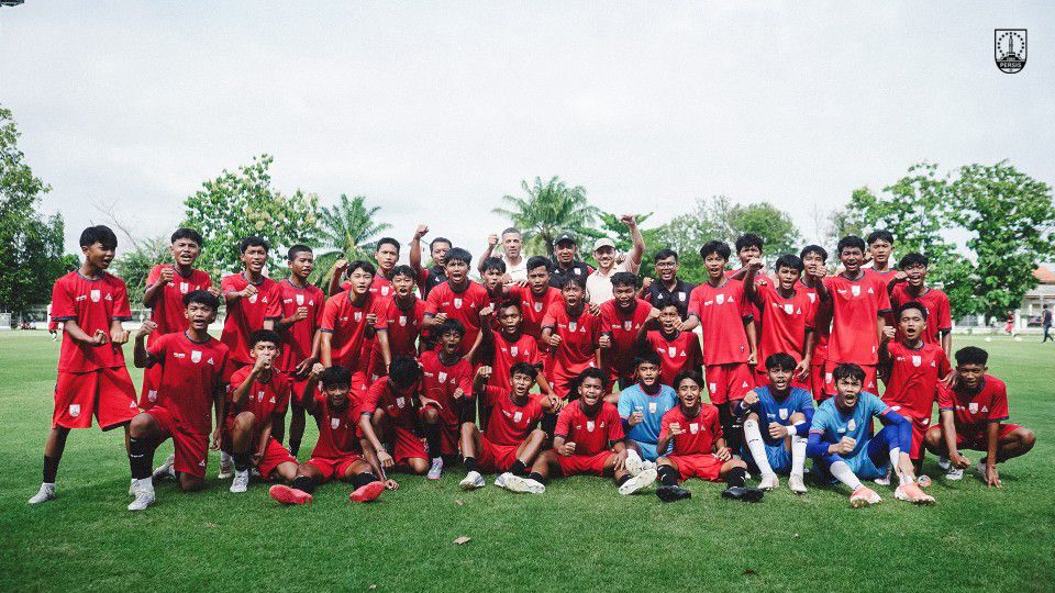 POTENSIAL: Pemain Persis Youth berfoto bersama Nordic Sky Asia di Lapangan Banyuanyar, Minggu (23/11).
