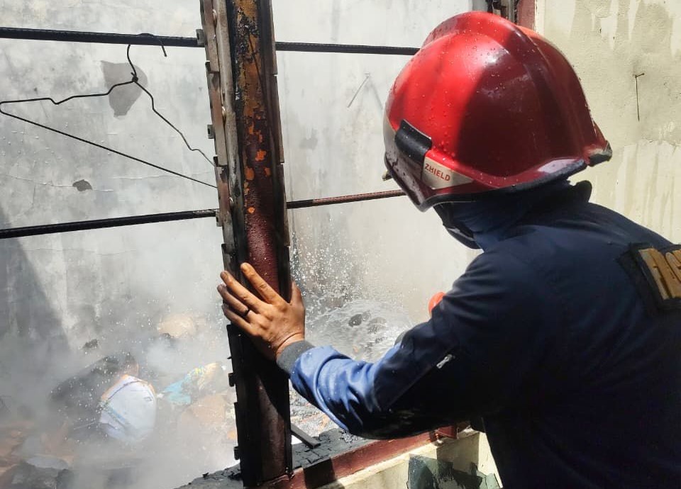 Damkar Boyolali padamkan api yang hanguskan dapur di kompleksPonpes) Darusy Syahadah Putri, Desa Kedungklengkong, Simo, Senin (24/11/2025).