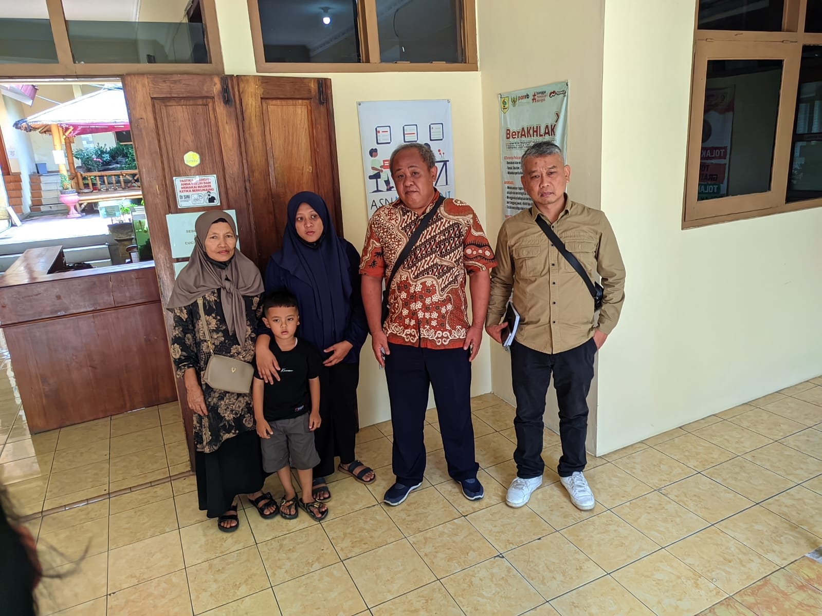Keluarga korban saat mendatangi Disnakerin Wonogiri, Senin (24/11/2025).