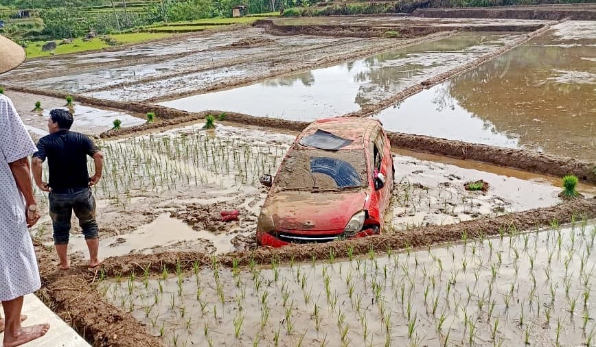 Kondisi mobil Toyota Agya nomor polisi AE 1327 LH yang terperosok ke sawah di Kecamatan Karangpandan, Karanganyar, Senin (24/11/2025).