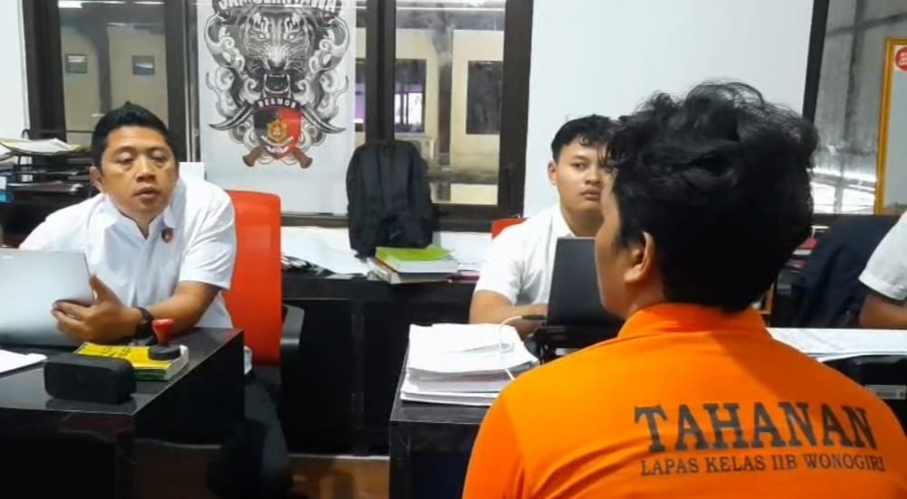 Yohanes Jenny Fernando, karyawan bank plecit yang membakar rumah Samijem di Girimarto diperiksa di Mapolres Wonogiri.