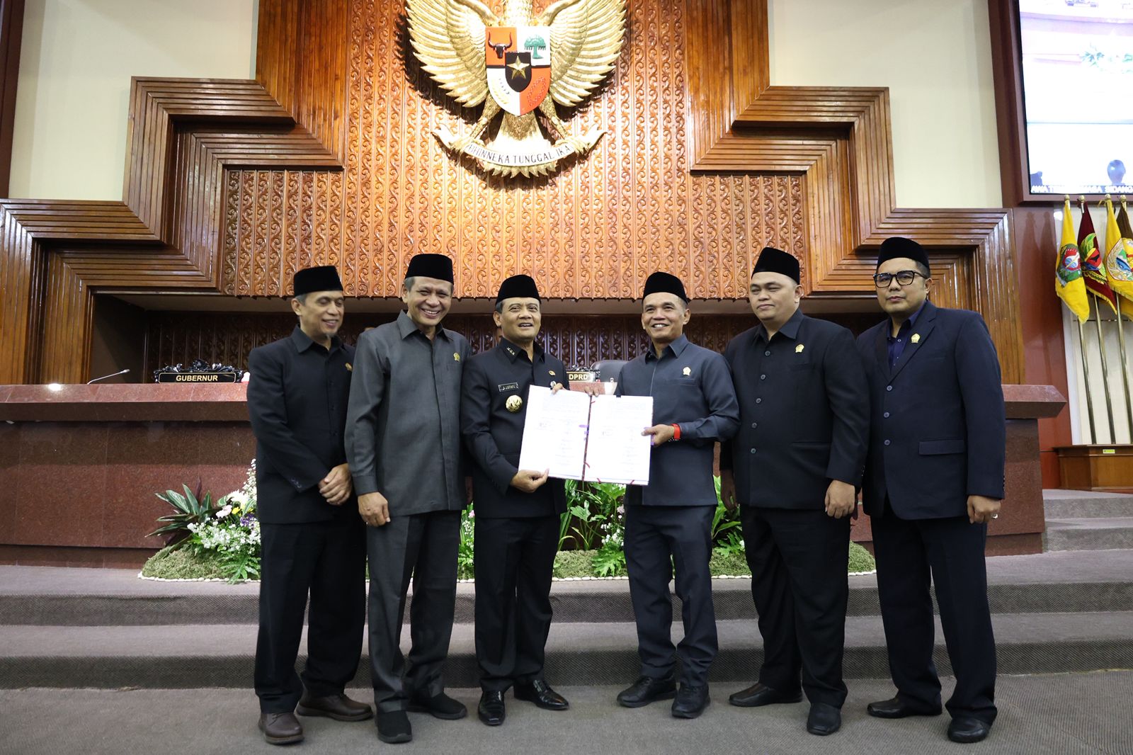 Ketua DPRD Jateng Sumanto (tiga dari kanan) bersama Gubernur Jateng Ahmad Luthfi (tiga dari kiri) hadiri rapat paripurna di Gedung Berlian, Kota Semarang, Kamis (20/11/2025).