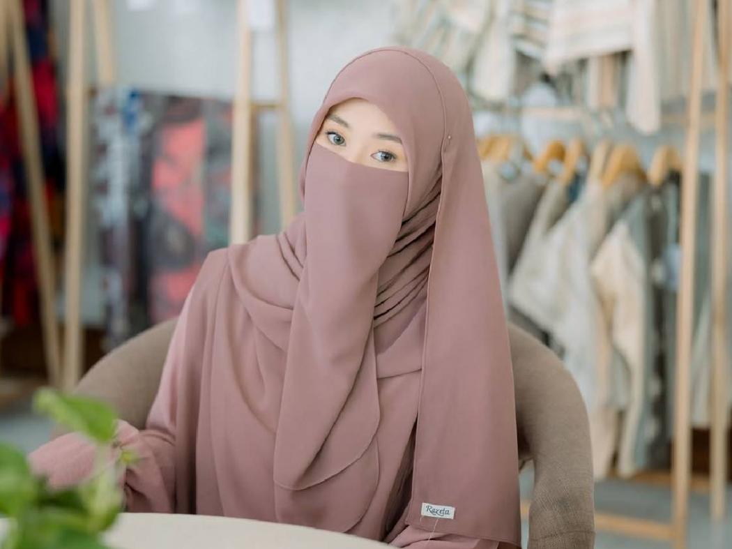 Tinandrose, penulis bercadar yang dilamar Fiki Naki, kini jadi sorotan. Ini profil lengkap karya, aktivitas, dan sosoknya yang misterius.