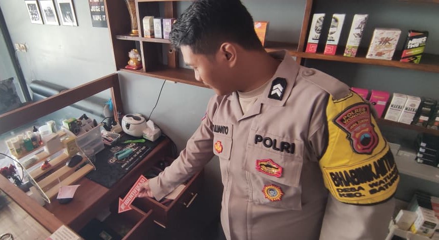 Vape store di Desa/Kecamatan Baturetno, Wonogiri dibobol maling. Polisi lakukan olah TKP.