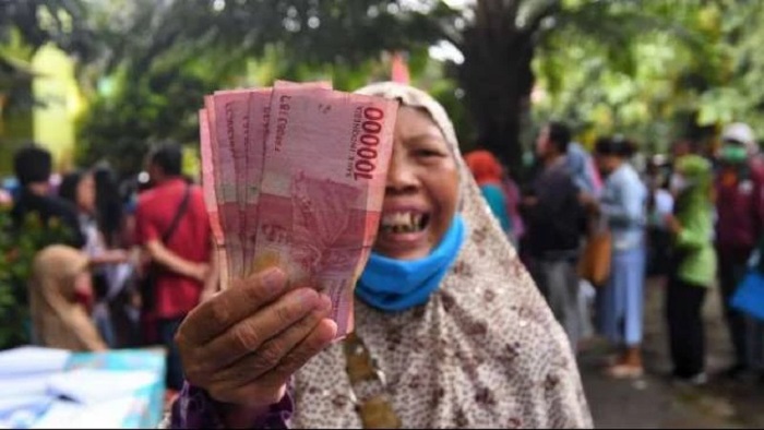 Cek nama penerima BLT Kesra 2025 Rp900 ribu. Penyaluran sudah mencapai 27,3 juta keluarga. Akses cekbansos.kemensos.go.id.