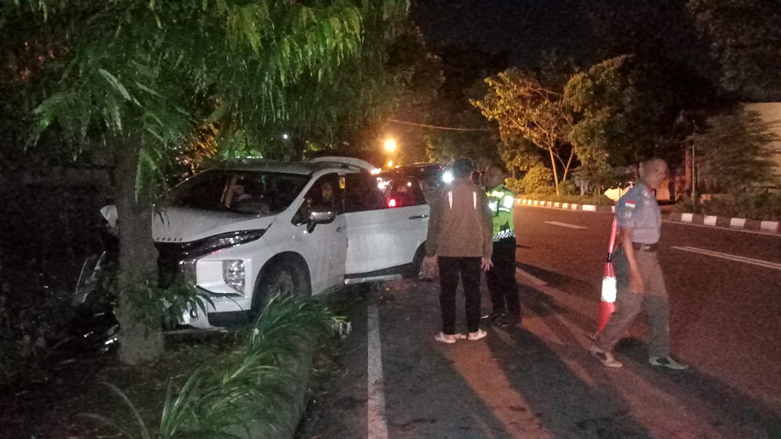RINGSEK: Mobil Mitsubishi Xpander menabrak pohon di depan kantor Kecamatan Laweyan, Senin (24/11/2025).