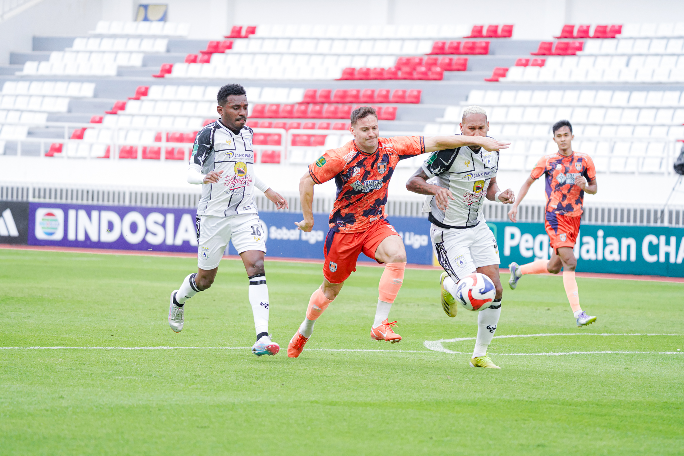 Kendal Tornado FC bertanding melawan Persipura Jayapura di Championship 2025/2026.