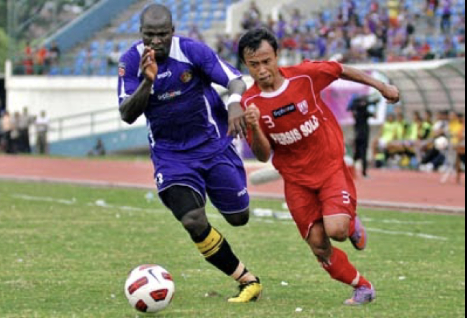 Bek Persis Solo Joko Rusmanto (kanan)saat melawan Persik Kediri di Divisi Utama musim 2010.