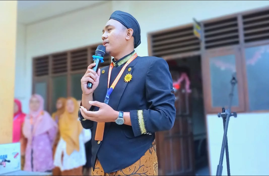 Rohmat Sabani saat menjalani tugasnya sebagai pendidik.  &lrm;