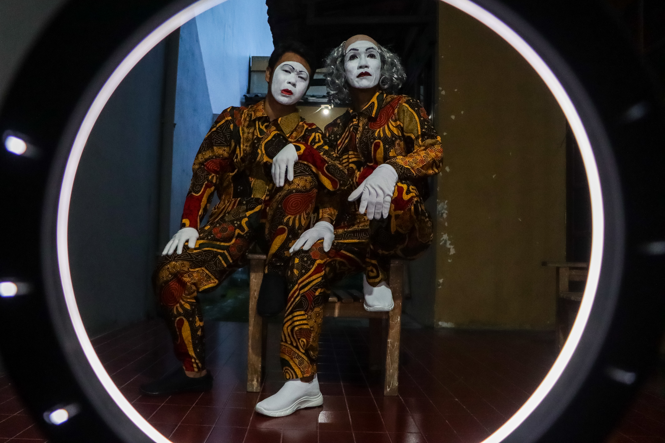 Dian tampil di atas panggung bersama sang guru Endoh. (M Ihsan/Radar Solo)