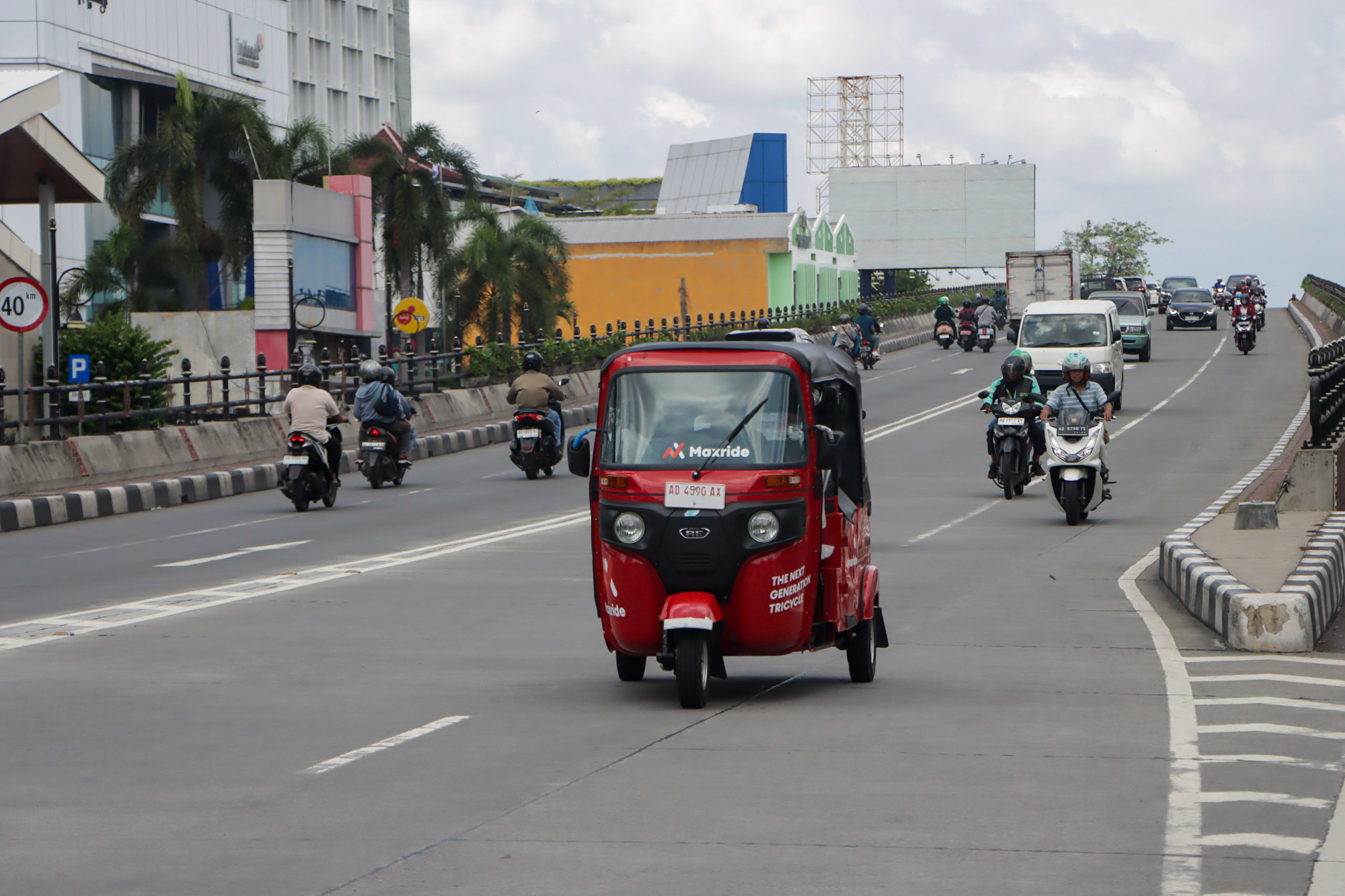 Bajaj yang mengaspal lagi di Kota Solo menuai sorotan. (M Ihsan/Radar Solo)