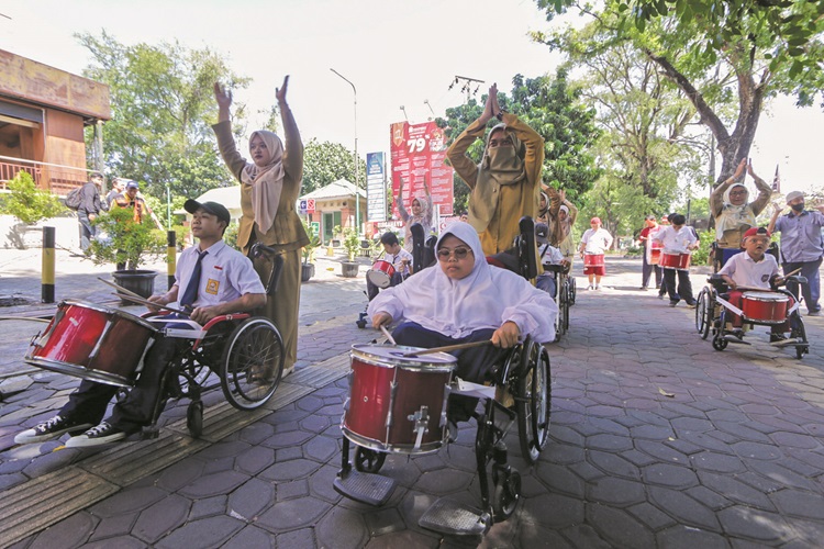 Ilustrasi guru YPAC Solo mendampingi siswa ABK saat kegiatan outing class, belum lama ini.