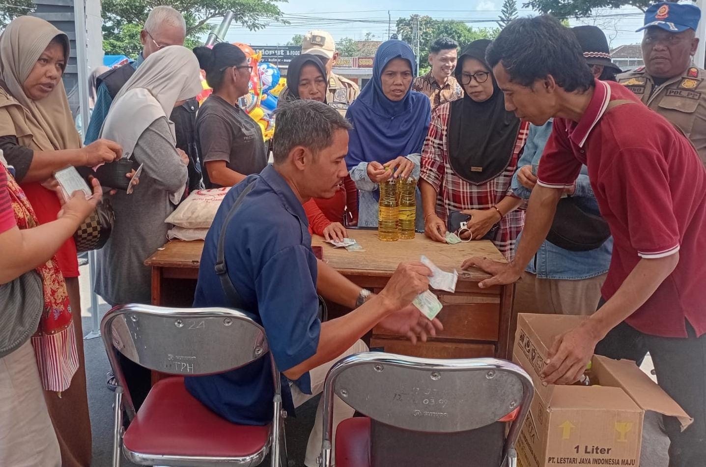 Warga antre membeli minyak bersubsidi di stan Dispertan PP Karanganyar Expo 2025, Selasa (25/11/2025). (Rudi Hartono/Radar Solo)