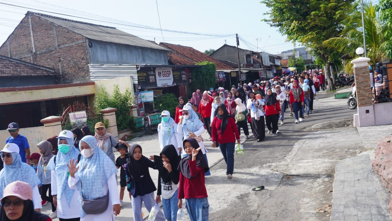 Kegiatan jalan sehat dalam rangka memperingati Hari Guru Nasional 2025 di Kecamatan Sidoharjo, Sragen, Selasa (25/11/2025). (Ahmad Khairudin/Radar Solo)