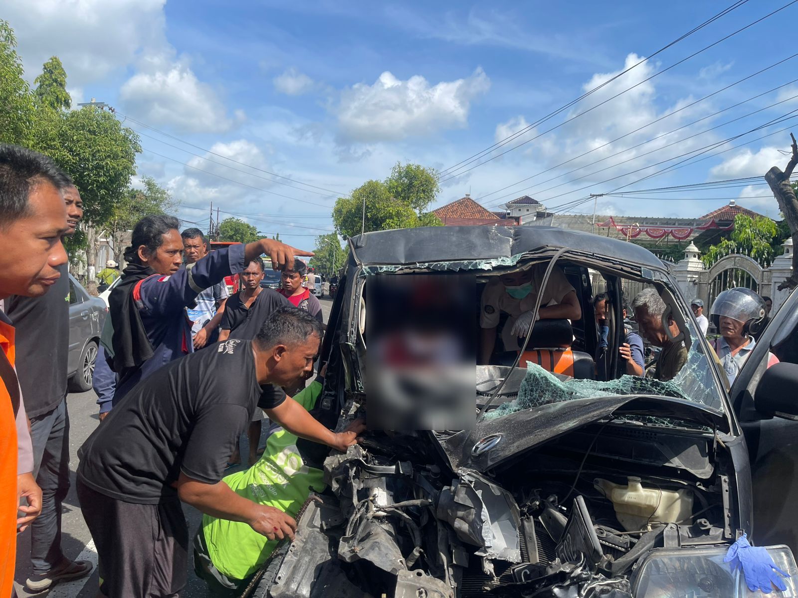 Kecelakaan antara Grandmax dan truk di Selogiri Selasa (25/11/2025) pagi.