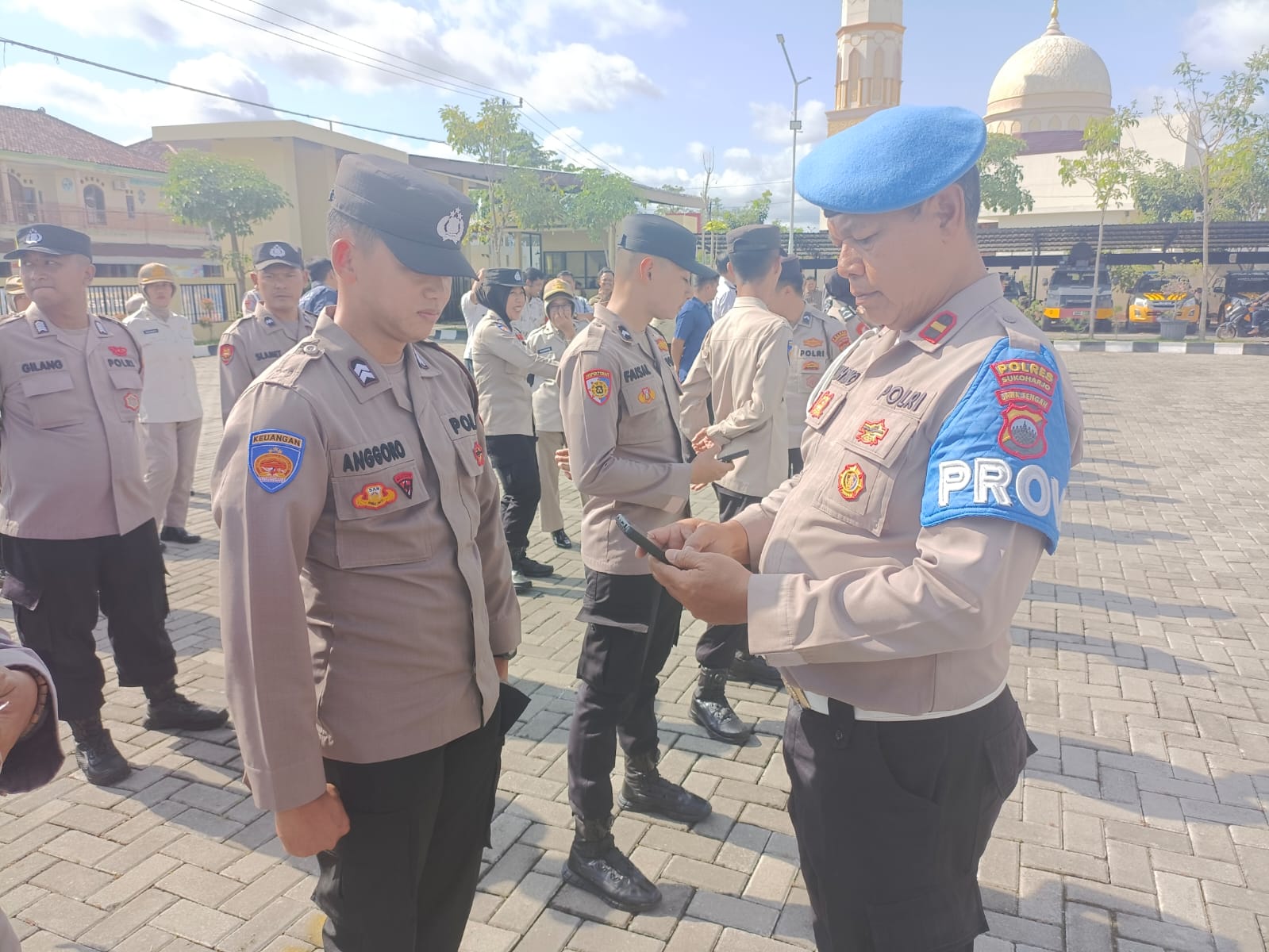 Pemeriksaan HP anggota Polres Sukoharjo saat giat penegakan ketertiban dan disiplin (gaktibplin), Selasa (25/11).