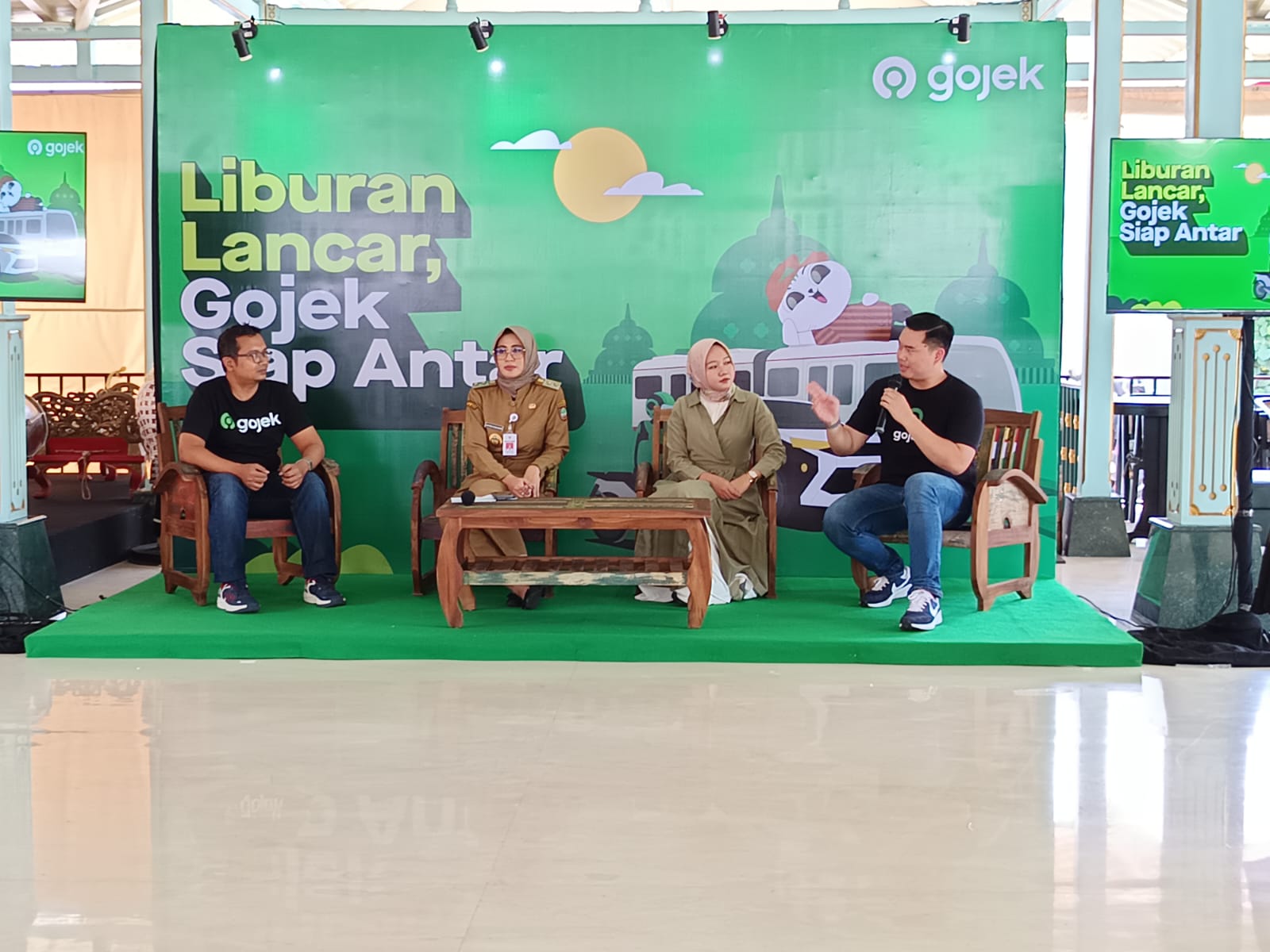 CARI SOLUSI: Wakil Wali Kota Solo Astrid Widayani saat datang di acara Gojek.  &nbsp;