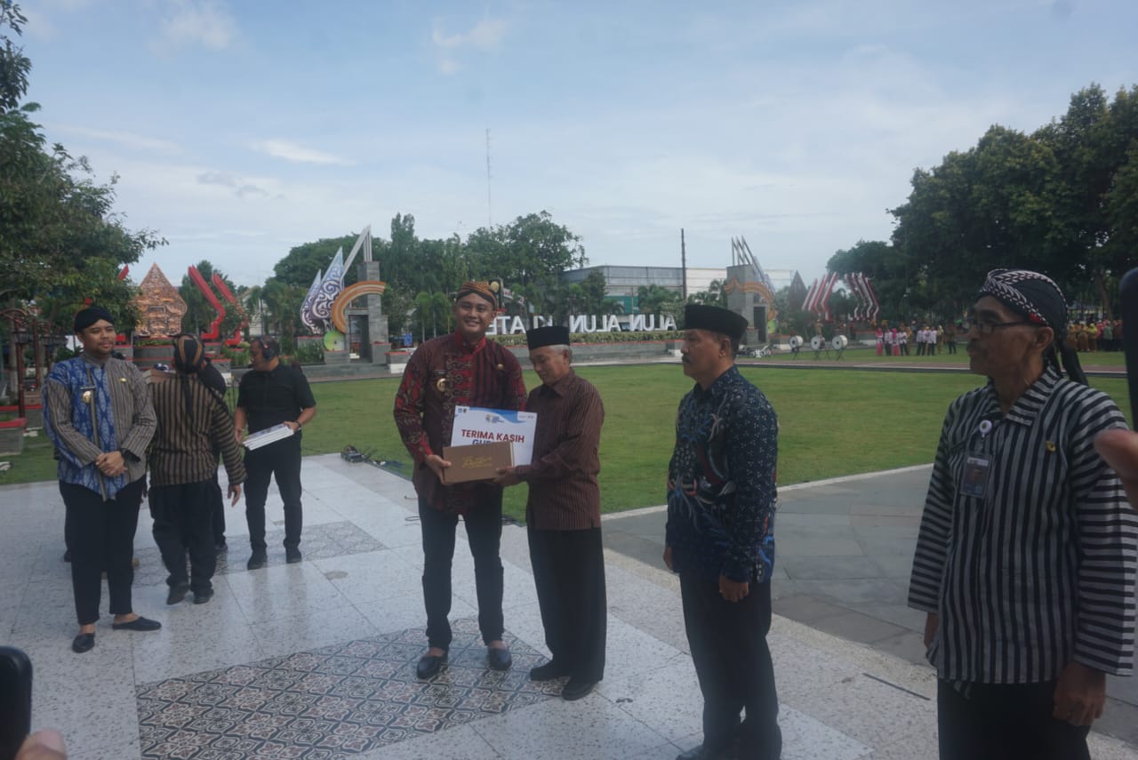 Upacara peringatan Hari Guru Nasional 2025 di Alun-Alun Klaten, Selasa (25/11/2025). (Angga Purenda/Radar Solo)