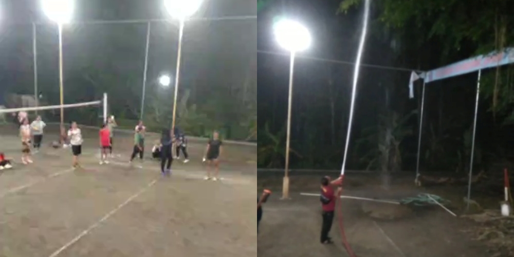 Regu 3 Damkar Wonogiri menyemprot bola voli yang tersangkut dahan pohon di di lapangan voli Dusun Tandon, Desa Pare, Kecamatan Selogiri.
