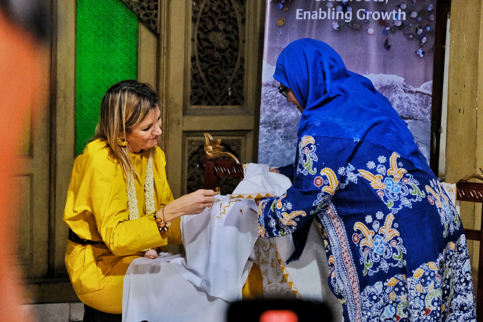Ratu Kerajaan Belanda Maxima belajar membatik di Kampung Batik Laweyan, Selasa (26/11). (Humas Pemkot Solo)