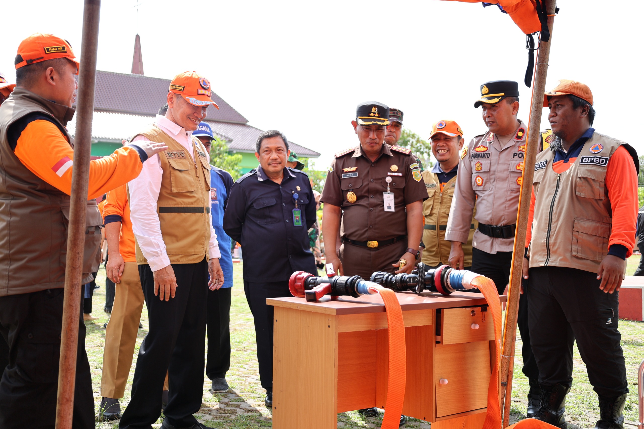 Bupati Wonogiri Setyo Sukarno meninjau sarpras saat Apel Gelar Pasukan&nbsp;Penanggungan Bencana di Alun-alun Giri Krida Bhakti Wonogiri, Selasa (25/11/2025).
